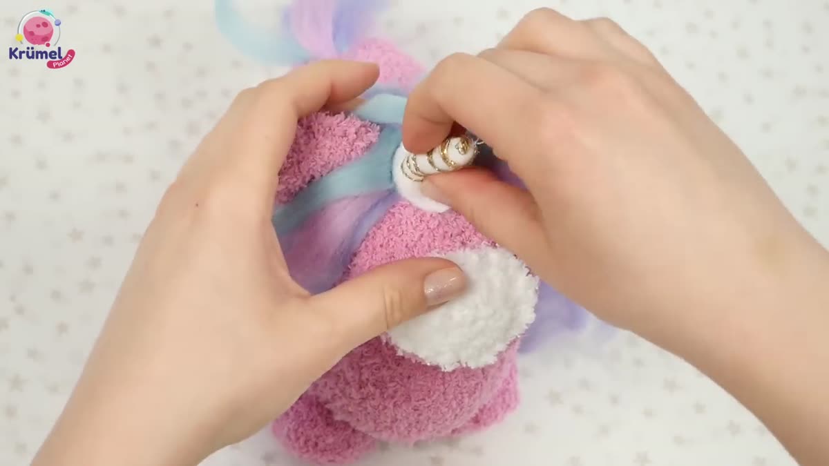 Plüsch Einhorn selber machen: Kuscheltier nähen aus Socken - Horn mit goldenem Faden umwickeln (optional) und mit Heißkleber oder Annähe ...