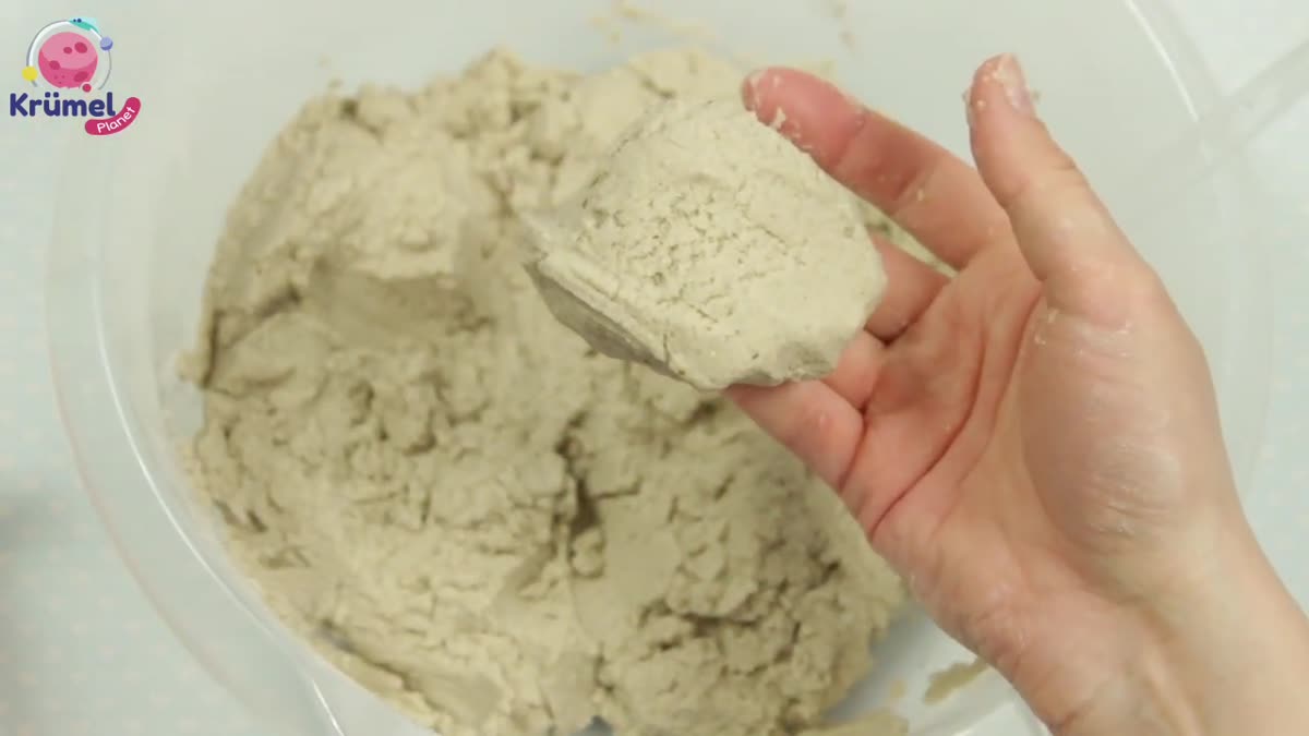 Spielsand selber machen: Weicher Kinetic Sand DIY für Kinder - Bei Bedarf die Konsistenz anpassen: bei zu trocken etwas Wasser, bei zu w ...