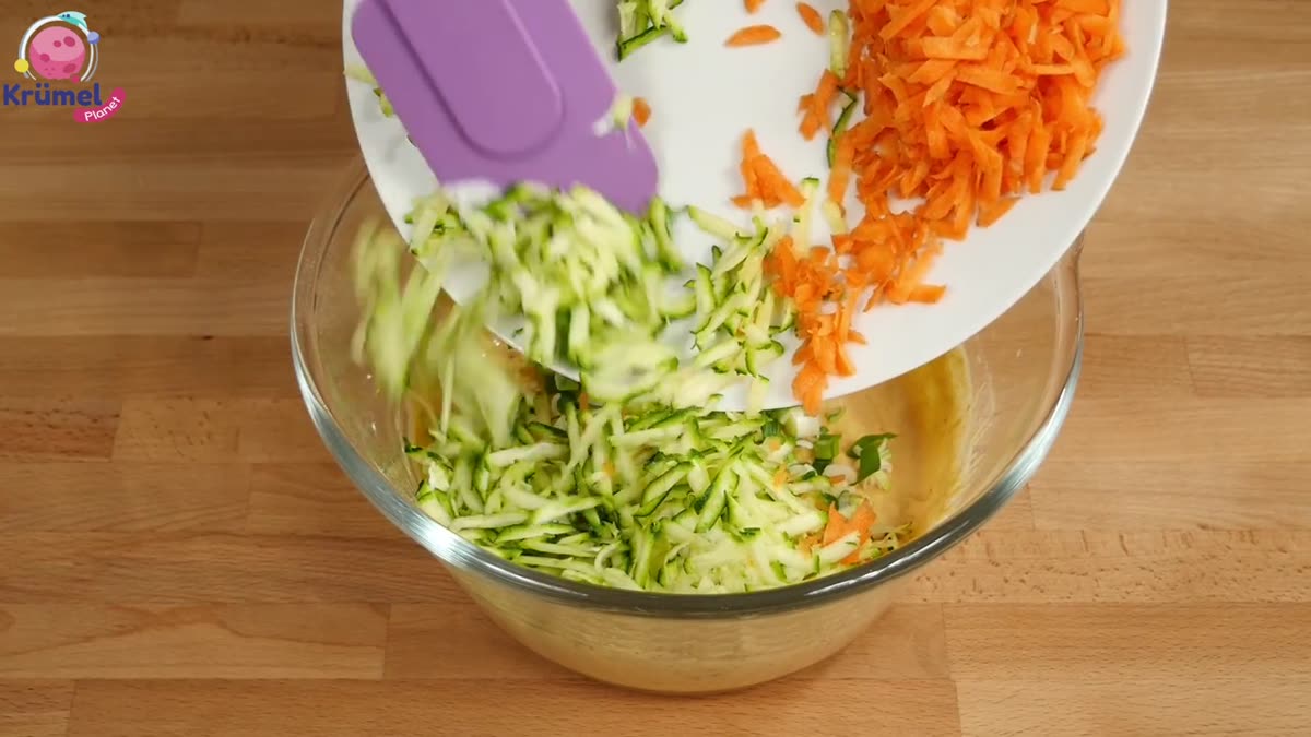 Gemüsewaffeln mit Paprika-Dip: Einfaches Rezept für die ganze Familie - Waffeln backen, bis sie goldbraun sind.